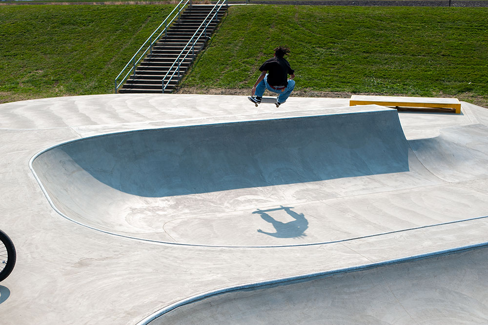 Frontside Air in a large half bowl at Waterloo Skatepark 