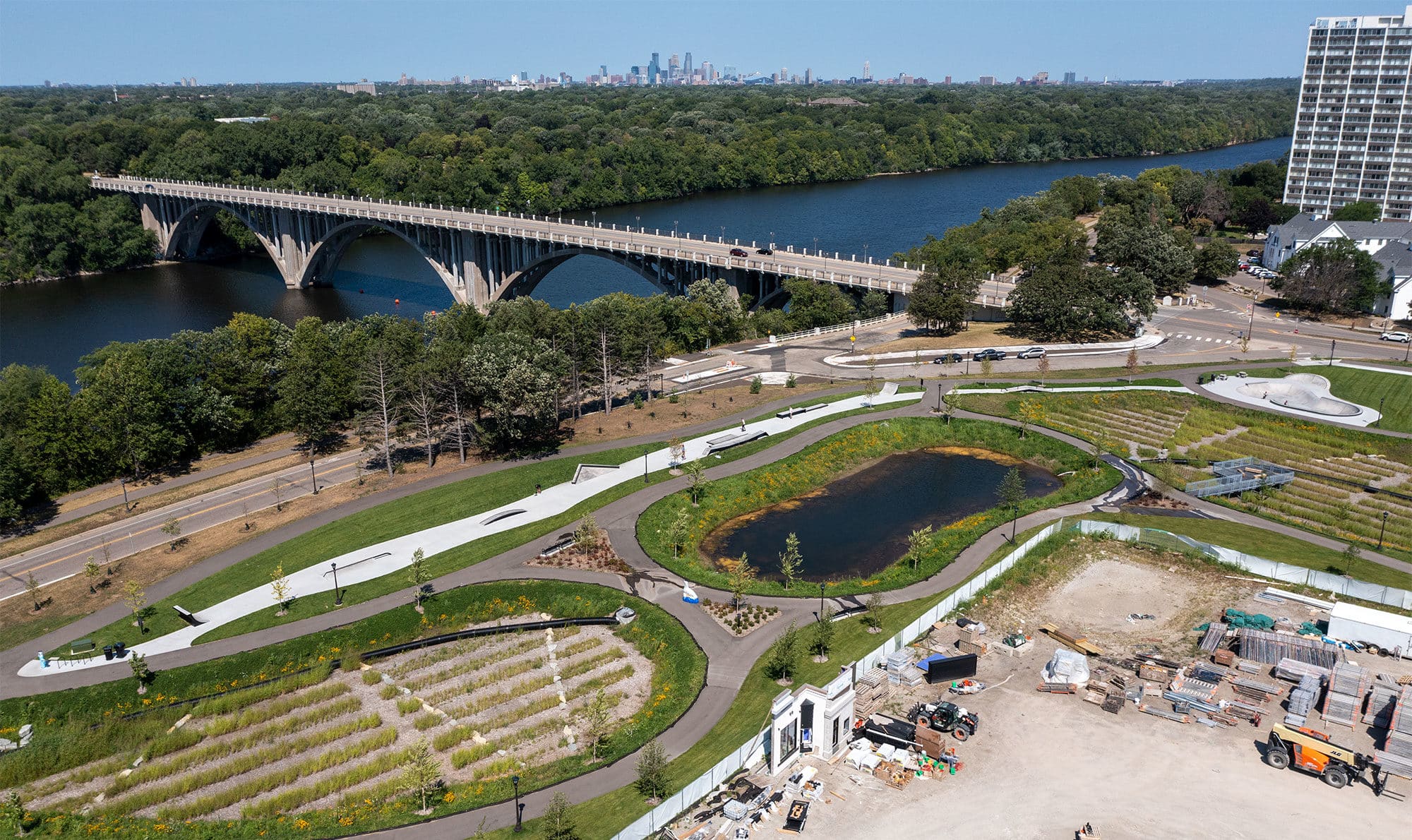 Resting next to the iconic Mississippi River, the Spohn Ranch designed and built skate path at Gateway park